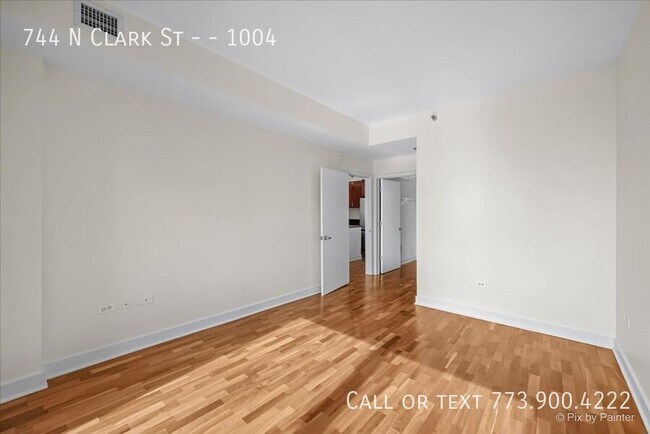 Building Photo - 744 N Clark St
