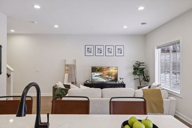 Building Photo - Model 3 Bedroom Town Home