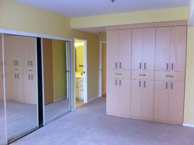 Building Photo - Nicely upgraded 2BR 2BA Condo located in the East Tower at the Opera Plaza!