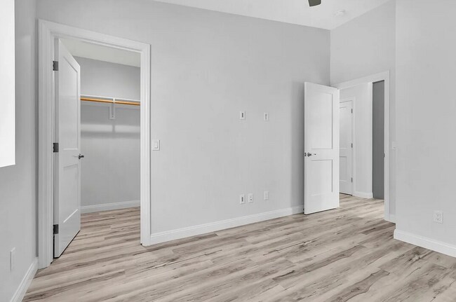 Building Photo - 4 bed 3 bath Prime Location!