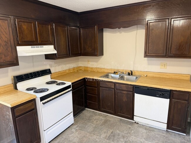 Building Photo - 402 Holly Ct