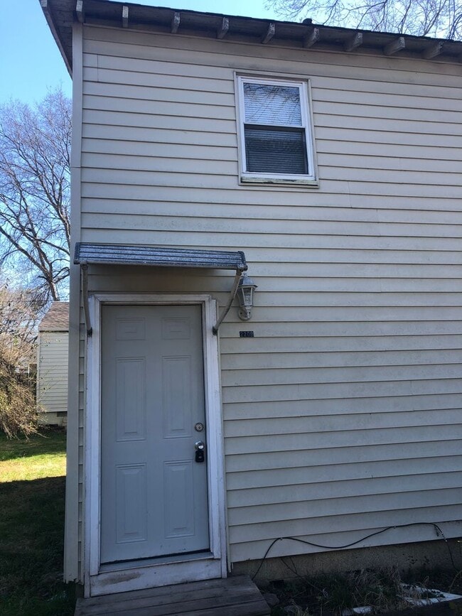 Building Photo - 1 Bed/1 Bath Upstairs Apartment located walking distance to Downtown Gallatin.