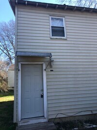 Building Photo - 1 Bed/1 Bath Upstairs Apartment located walking distance to Downtown Gallatin.