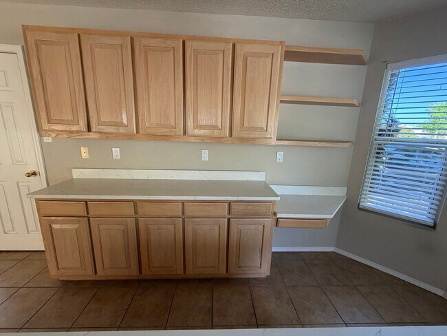 Building Photo - Spacious 3-Bedroom