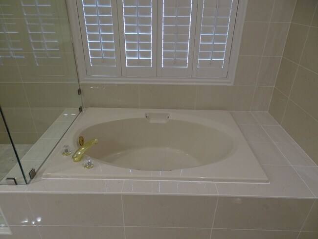 Building Photo - 5 BED Summerlin home w/ 1ST FLOOR BED AND 3/4 BATH