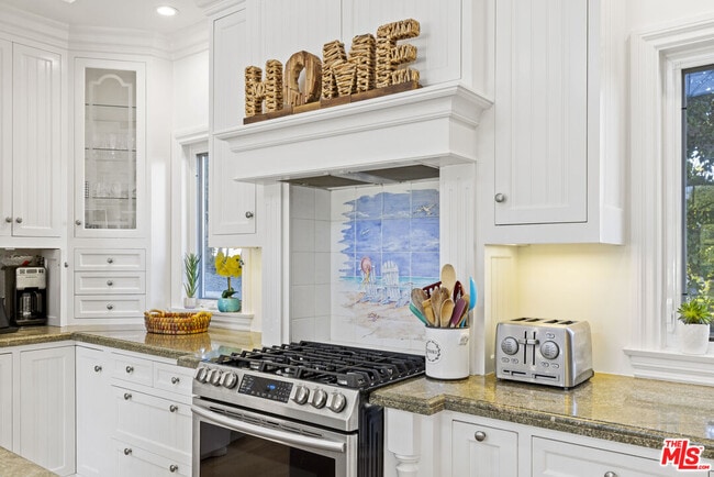 Building Photo - 6671 Dume Dr