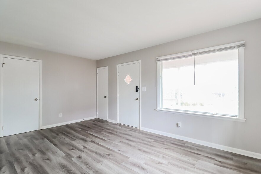 Building Photo - 25 10th Ave SW