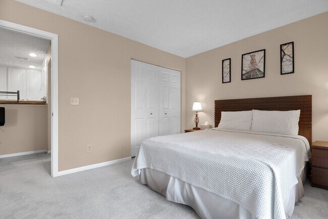 Building Photo - Beautifully Up0dated 1-bedroom, 1-bathroom...