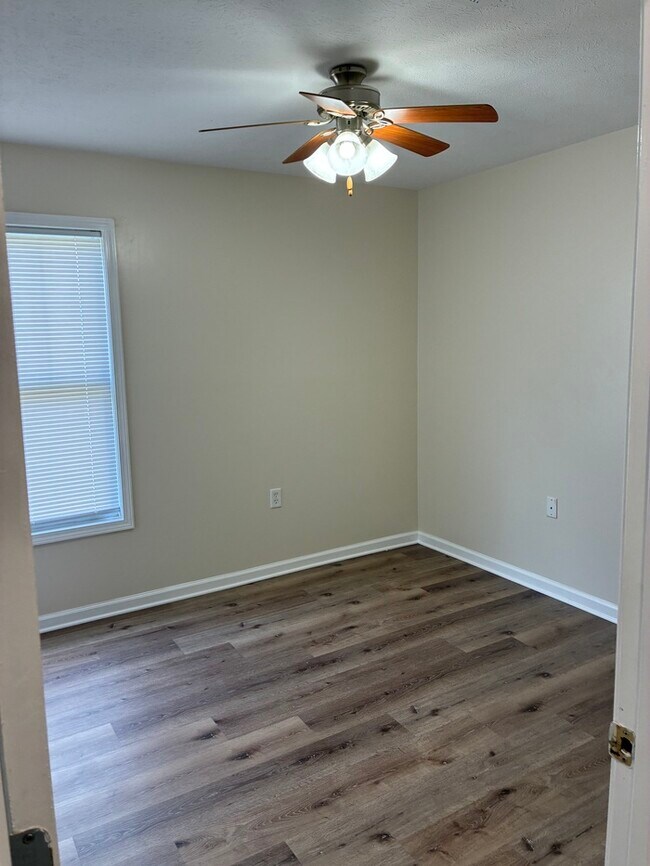 Building Photo - Beautiful 3/1 house