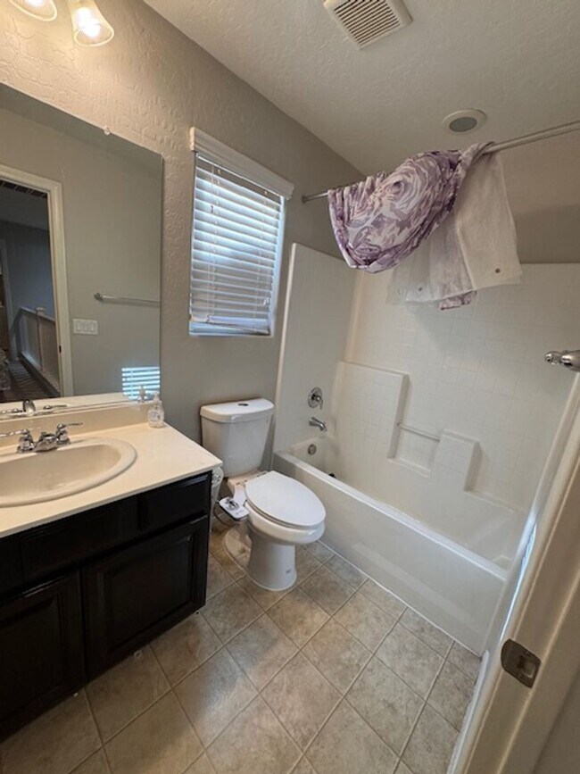 Building Photo - 3 Bedroom Home in a Gated Community! North...