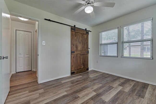 Building Photo - 903 Commanche Rd