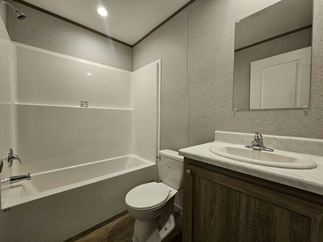 Building Photo - 518 Suwanee Dr