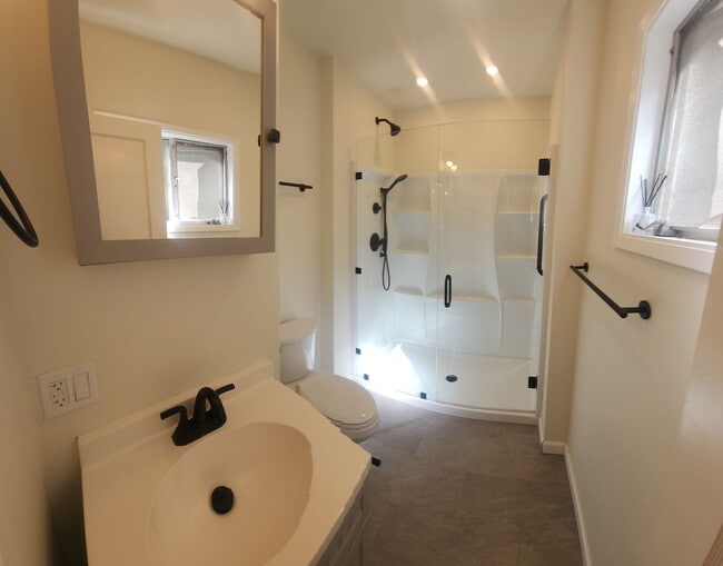 Building Photo - Well maintained 5 bedroom 2 bath with garage