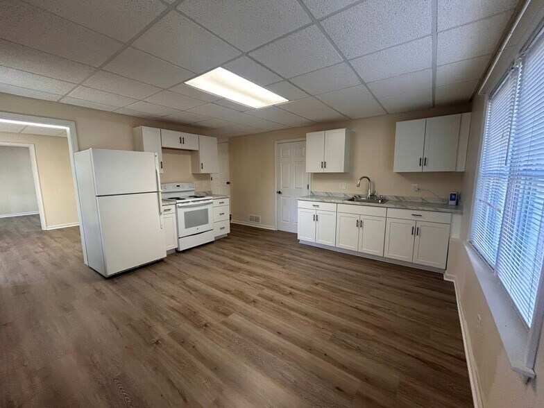 Building Photo - 2002 Fairbrook Ln