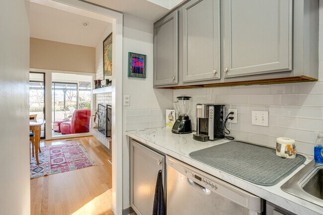 Building Photo - 21 Walking Diamond Dr