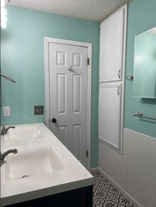 Building Photo - Beautiful 3 Bedroom Home ! Near Mcconnell ...