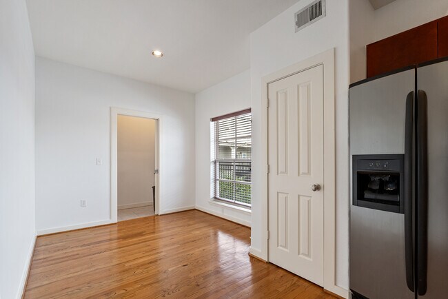 Building Photo - 2216 Chenevert St