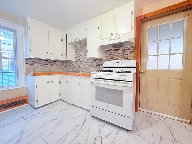 Building Photo - 60 High St