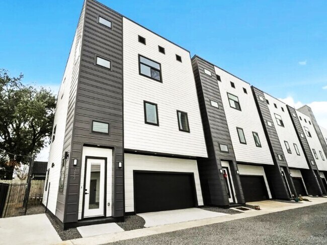 Building Photo - 319 N Nagle St