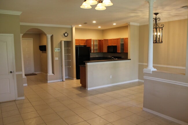 Building Photo - 266 River Bluff Ln