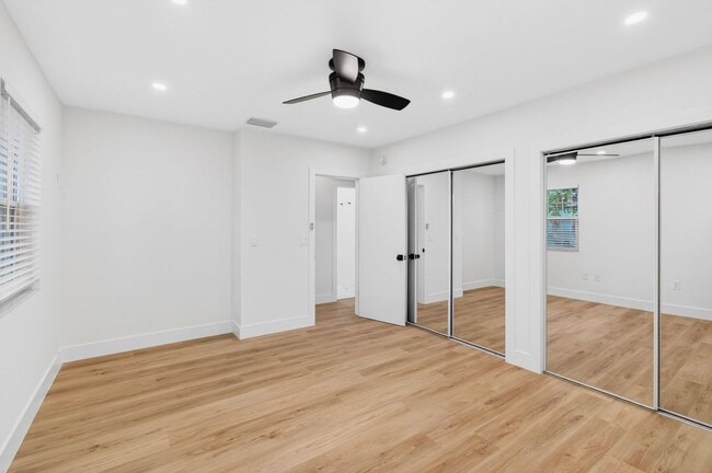 Building Photo - 2 BEDROOMS 1 BATHROOM!