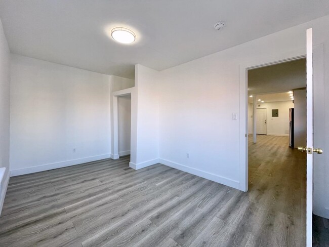 Building Photo - 389 Monmouth St
