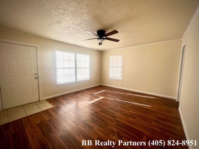 Building Photo - 6721 E 5th St