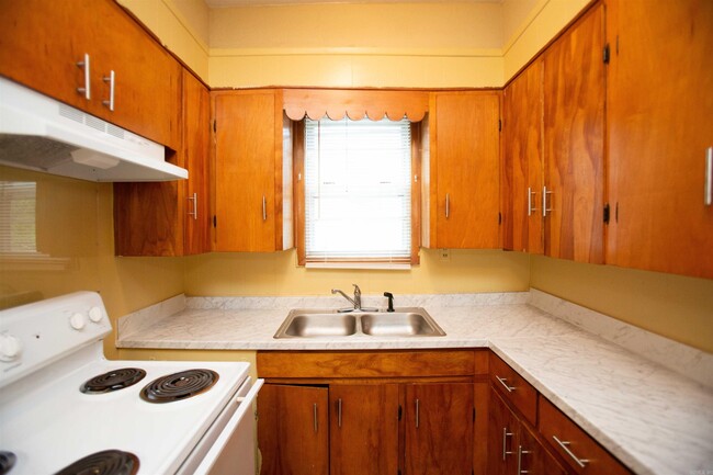 Building Photo - 1303 Division St