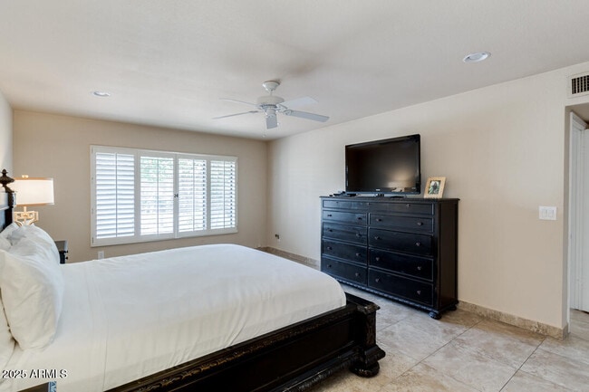 Building Photo - 6768 E Grandview Dr