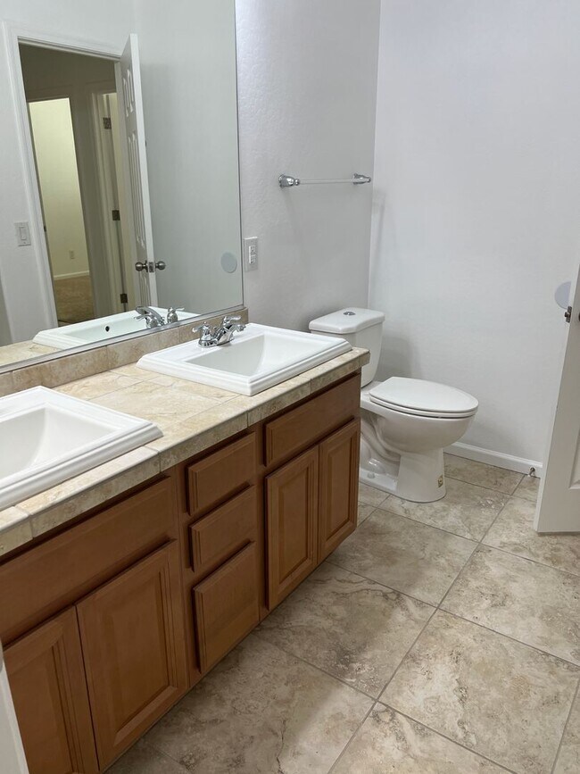 Building Photo - Spacious 4-Bedroom Home in Valencia Height...