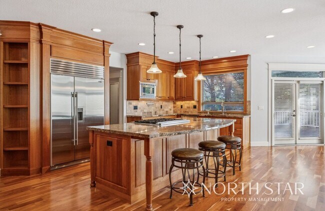 Building Photo - Stunning Bull Mountain Estate