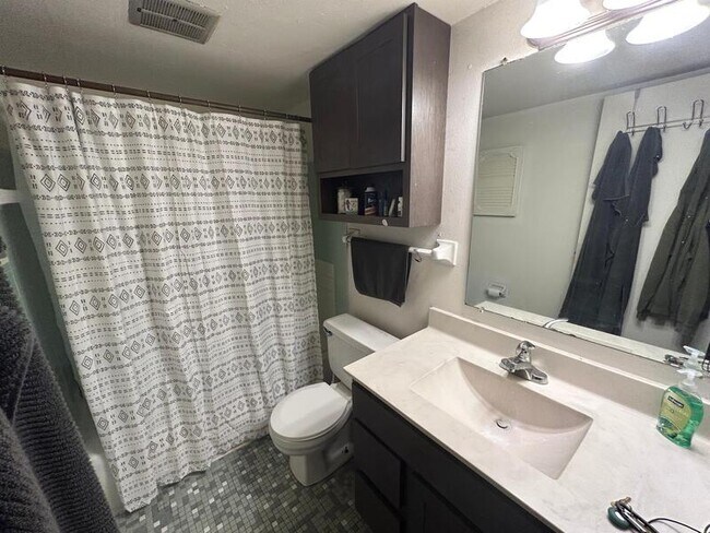 Building Photo - 134 E Johnson St