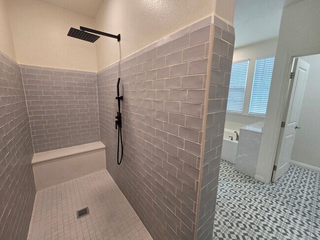 Building Photo - Open-Concept Living with Downstairs Bedroom & Enclosed Patio Retreat