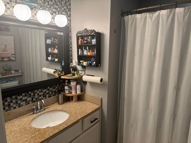 Building Photo - Updated 2 Br / 2 Ba End Unit TH w/ 2-Car G...