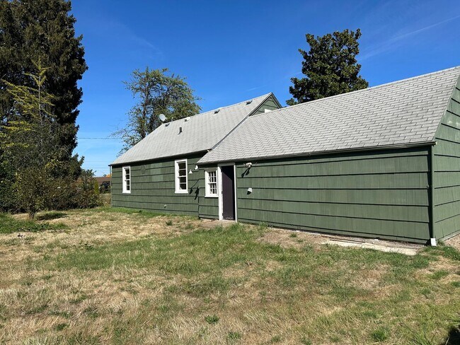 Building Photo - Updated 4 bedroom home on a huge lot!
