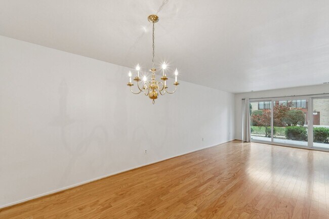 Building Photo - SPACIOUS Bright UNIT.