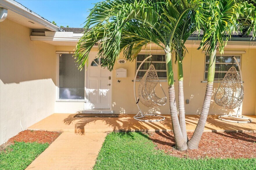 Building Photo - 440 N Rainbow Dr