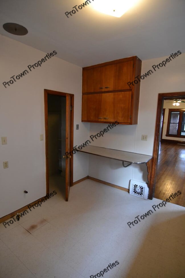 Building Photo - 407 S Raynor Ave