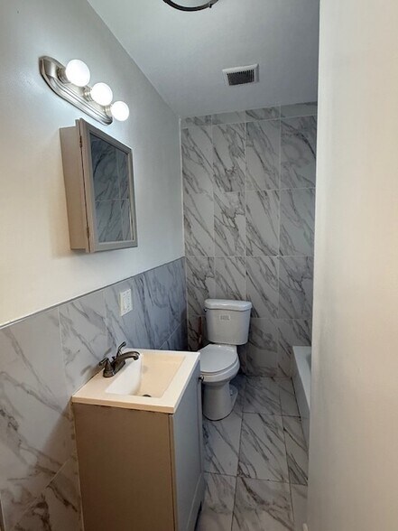 Building Photo - 30 Elm St