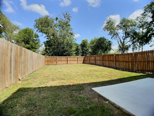 Building Photo - "Spacious 3-Bedroom Oasis with 2.5 Baths i...