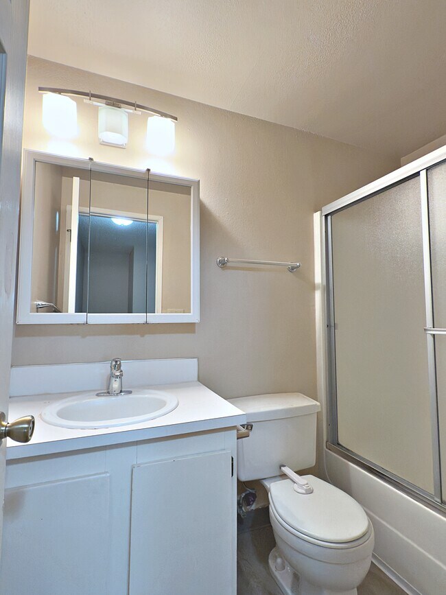 Building Photo - 3610 S Kelly Ave