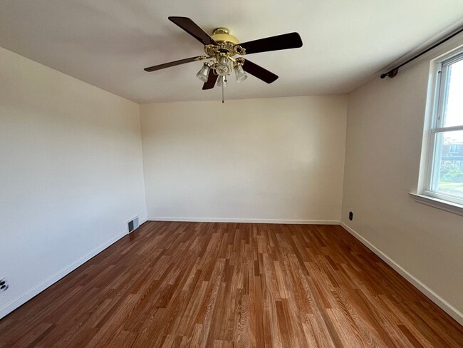 Building Photo - 3 bedroom 1 bath house