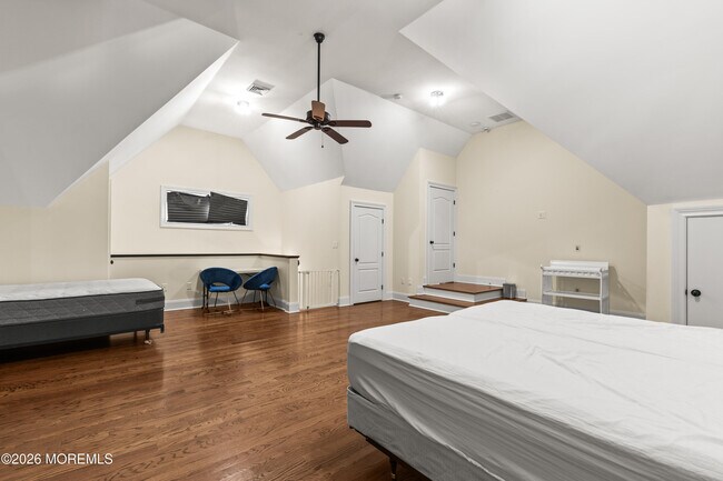 Building Photo - 558 Cedar Ave