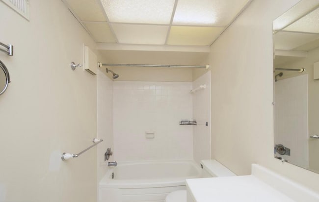 Building Photo - Charming 1-Bedroom Condo in Sought-After Cardinal Forest!