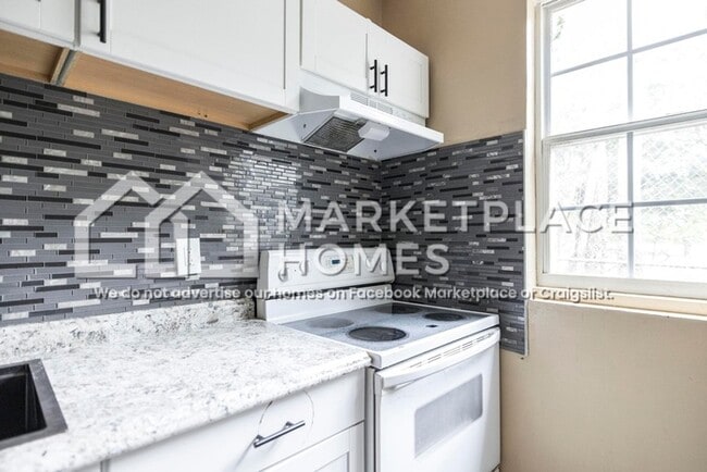 Building Photo - 955 Putnam St