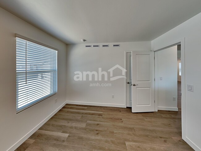 Building Photo - 9620 E Friedel Dr