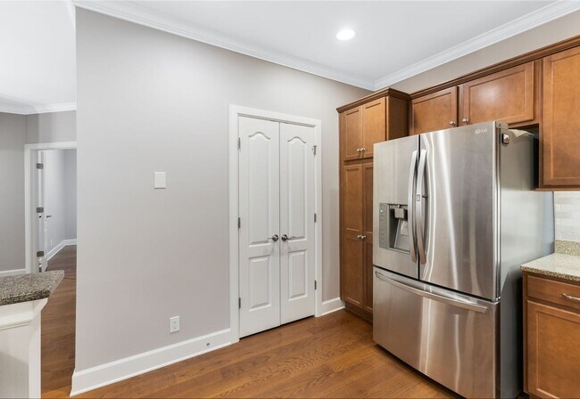 Building Photo - Beautiful Ground Floor Condo 2 bed 2 bath