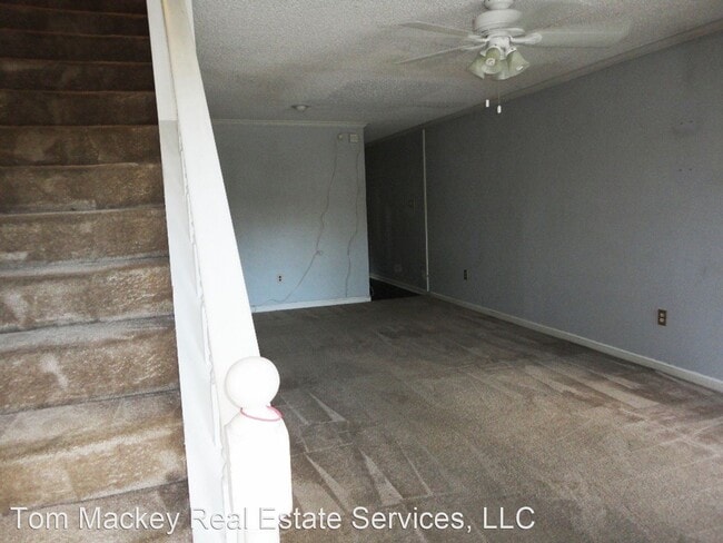 Building Photo - 2 br, 1.5 bath House - 402 LONGWOOD COURT #B