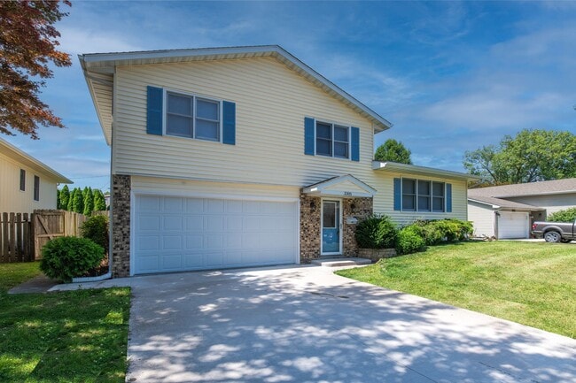 Building Photo - Large Updated 4-Bedroom Home for Rent – Moline