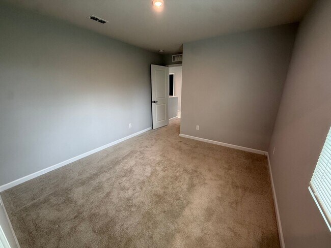 Building Photo - Like-New 4BR Home in Christiana | Open Floor Plan + Large Backyard!